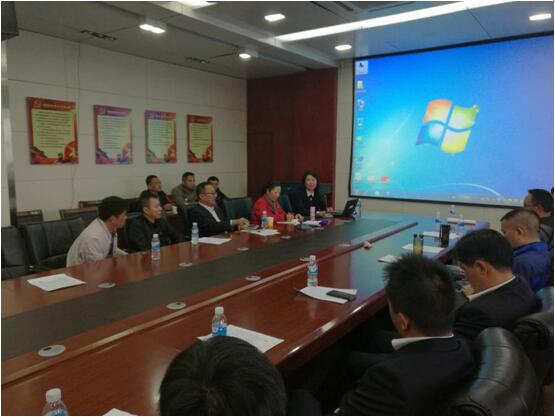 保山移动综合部总司理李梅（前排右一）在培训会上讲话。。