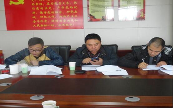 康正发为驾驶员办理入职手续、签署劳动条约。。