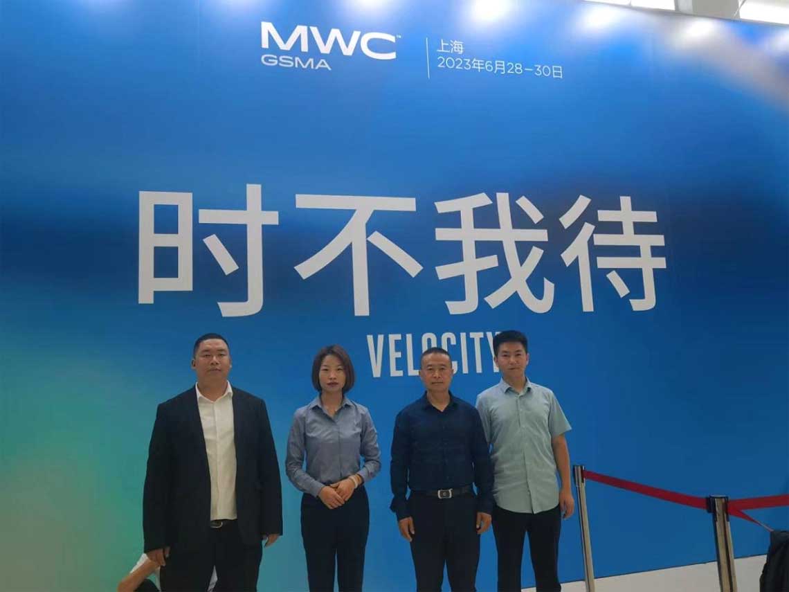 金沙js800000参展四人合影