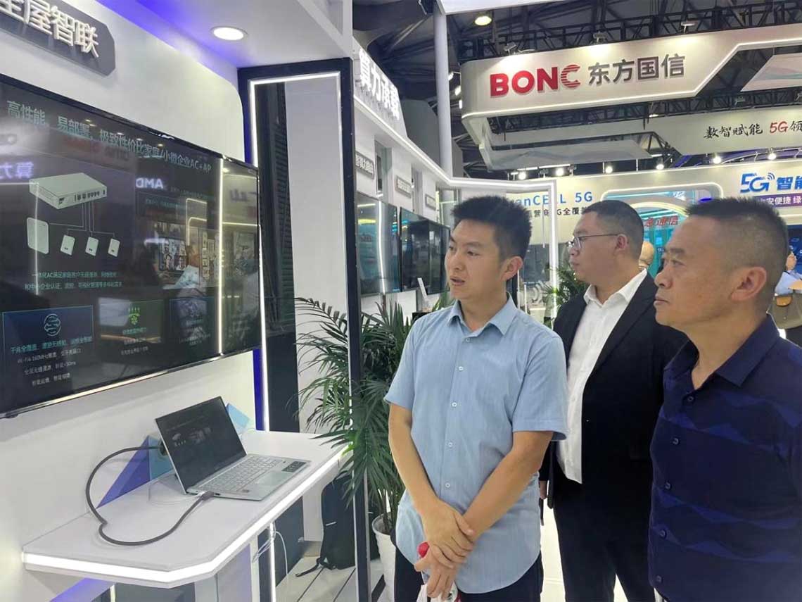 旅行全屋智联展区，，，，陈光平举行介绍